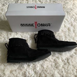 NWOT Minnetonka Hard Sole Fringe booties
